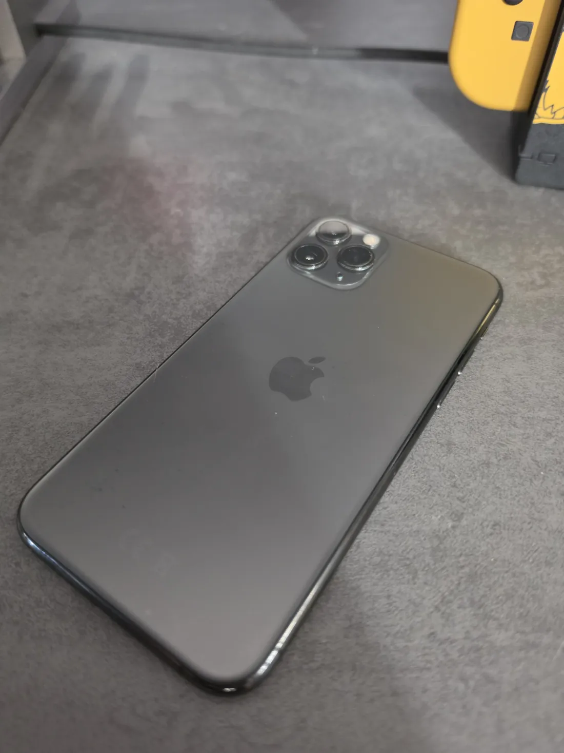 Mon iPhone 11 Pro de dos, toujours en fonctionnement des années après la réparation