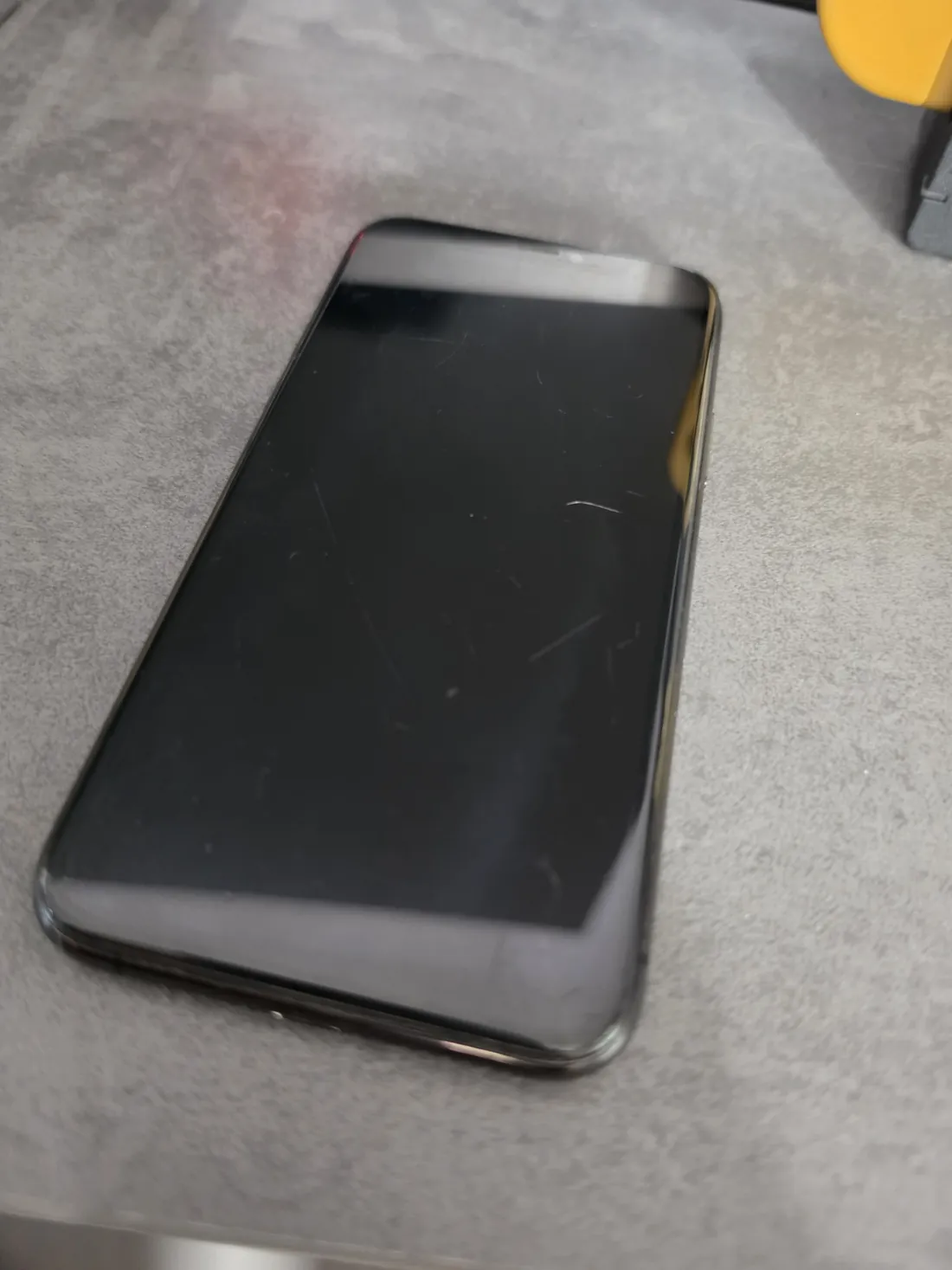 Mon iPhone 11 Pro de face, écran Incell posé à la place de l'OLED d'origine