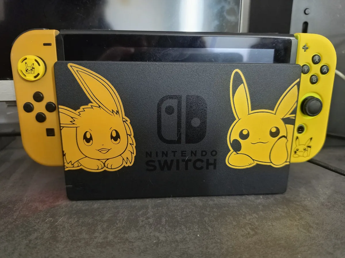 Nintendo Switch édition limitée Pikachu et Évoli, réparée par NOTDEAD à Feurs