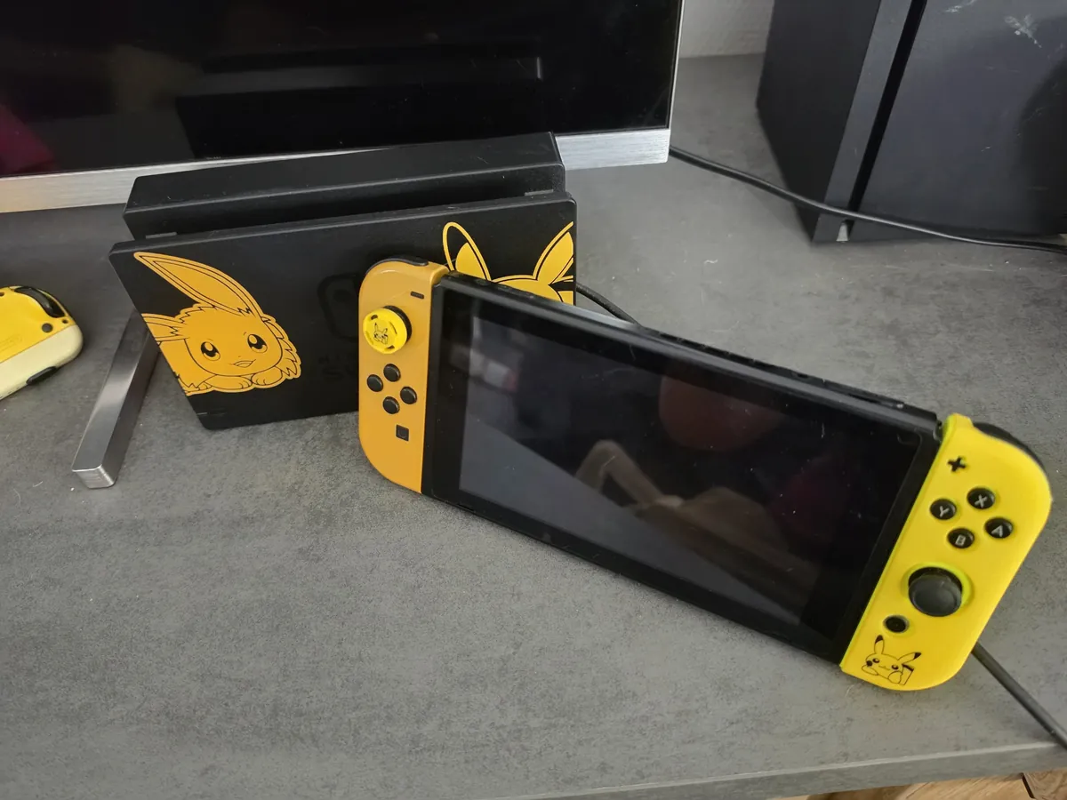 La Switch Pikachu hors de son dock, Joy-Con jaunes