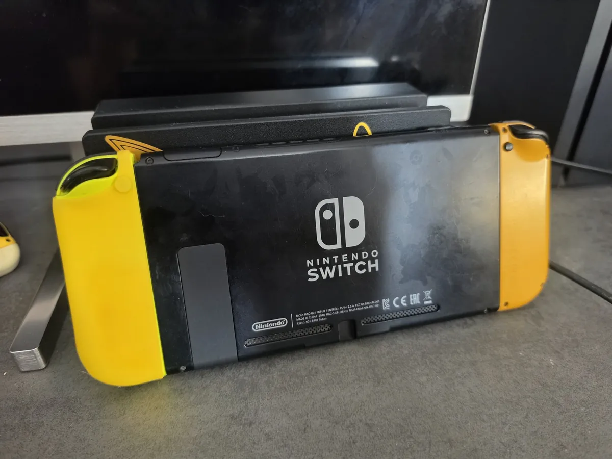Dos de la Nintendo Switch édition Pikachu remontée après réparation